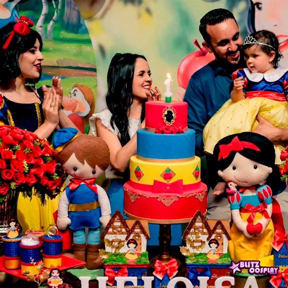 Branca de neve encanta convidados com sua presenca