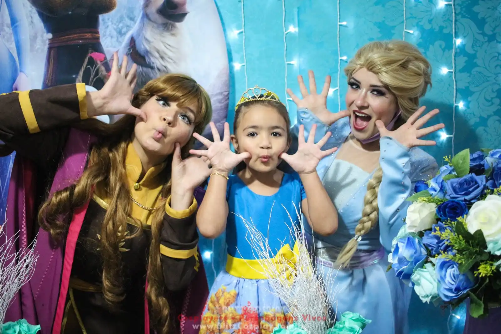 Ana e Elsa encantam convidados com sua presença