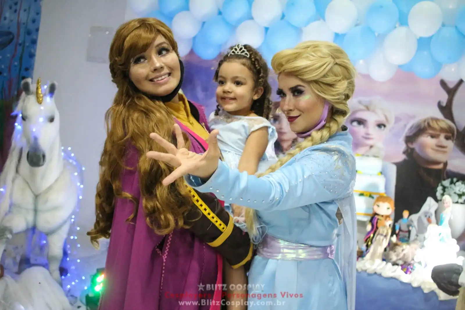 Ana e Elsa divertindo convidados em festa com tema infantil frozen