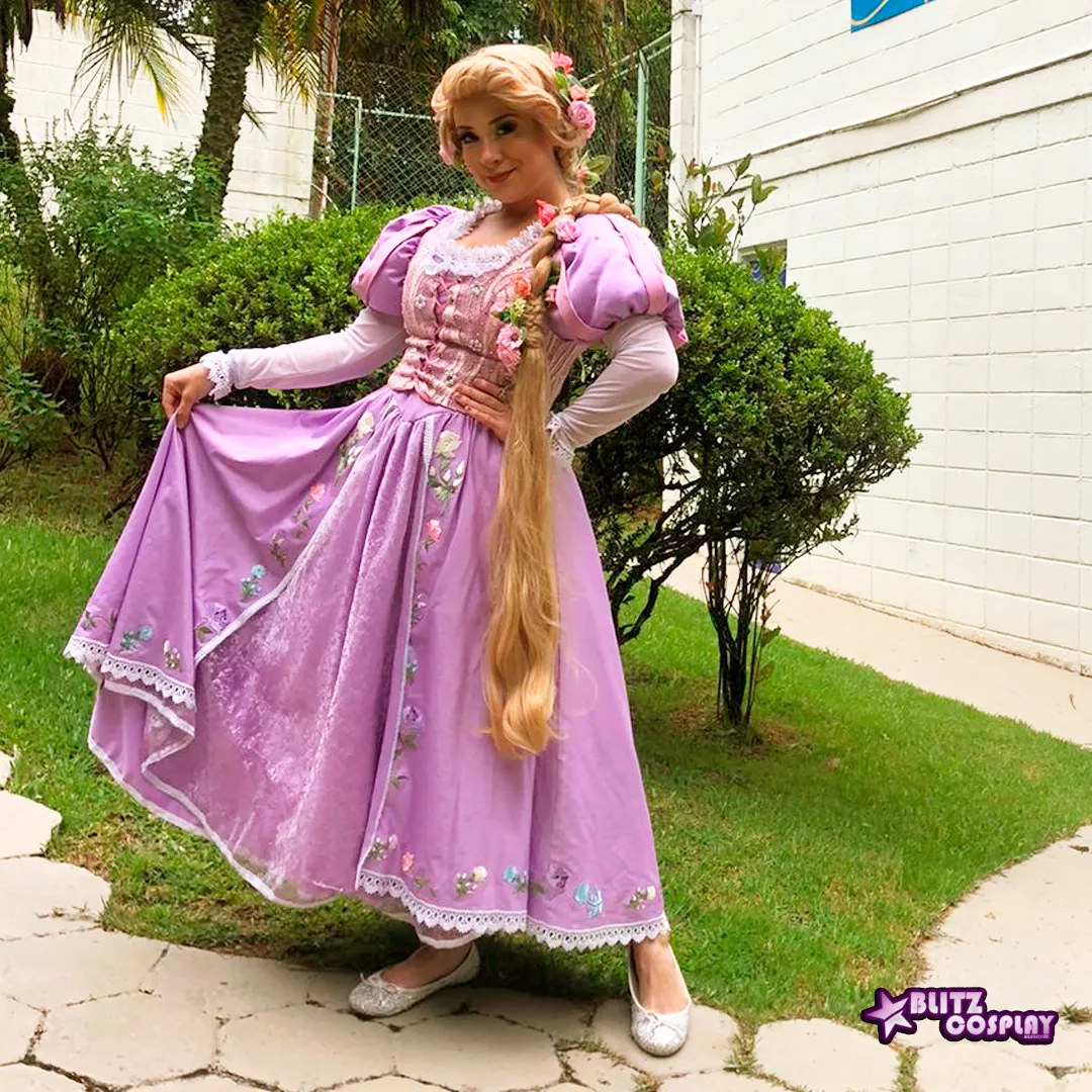 Rapunzel encanta as crianças da festa com seu cabelo enorme