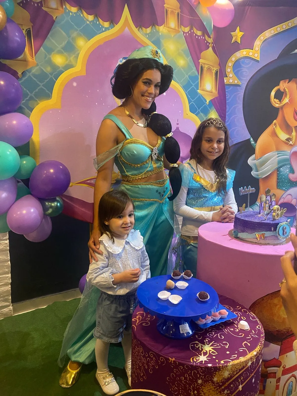 Princesa Jasmine na mesa do bolo comemorando aniversário infantil