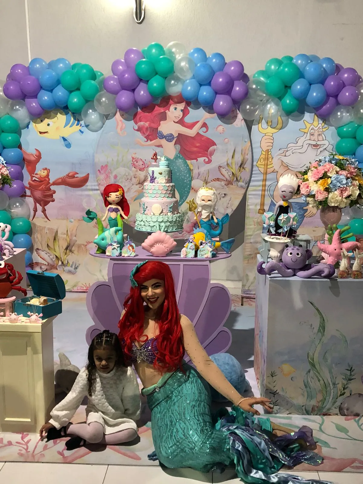 Ariel arrasa em festa infantil e crianças ficam encantadas