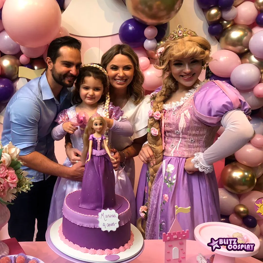 Rapunzel na mesa do bolo cantando parabéns para a aniversariante