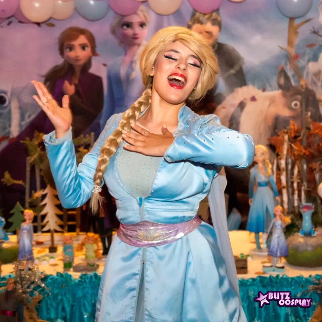 Elsa aproveitando a festa infantil com o tema frozen infantil