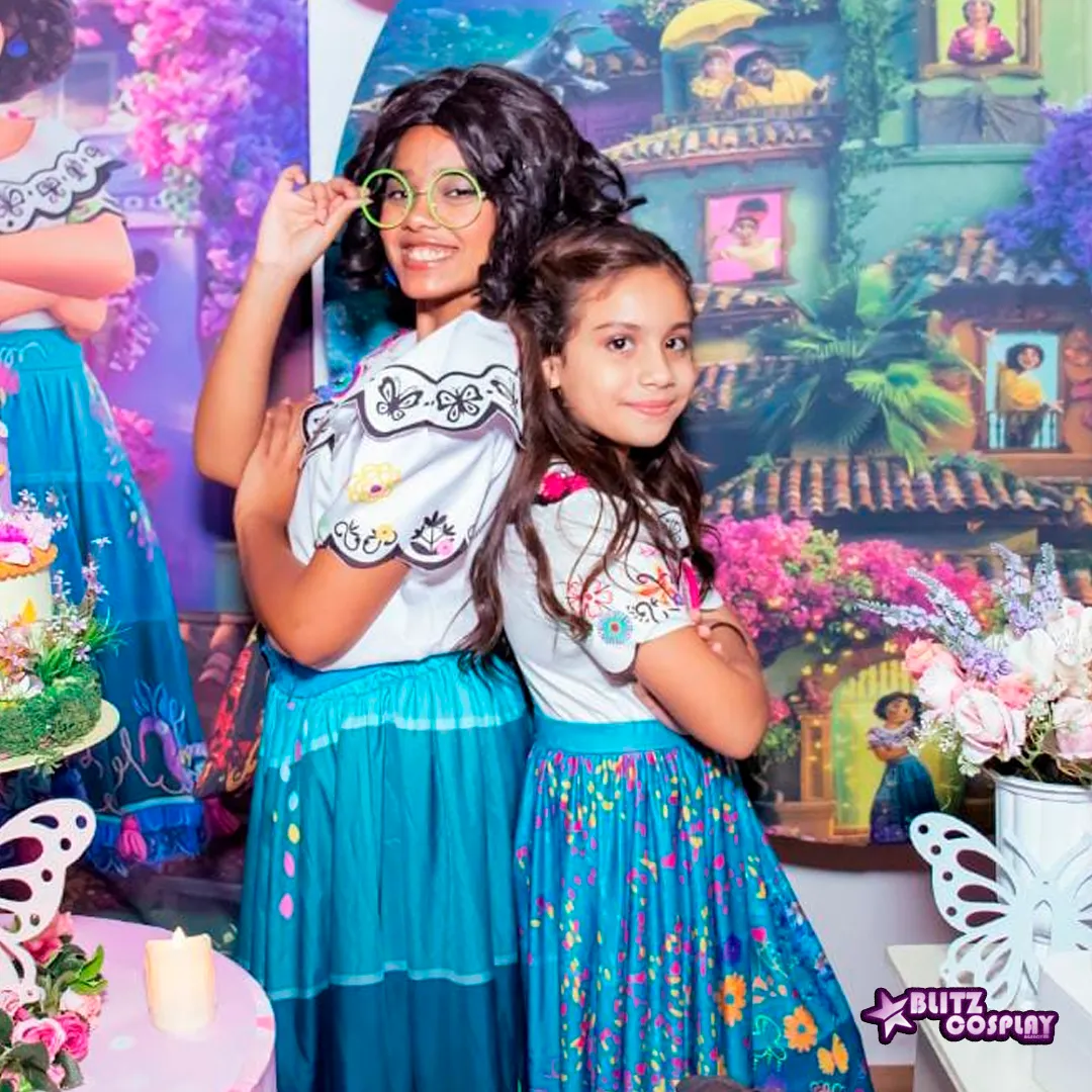 mirabel e aniversariante tiram fotos juntas