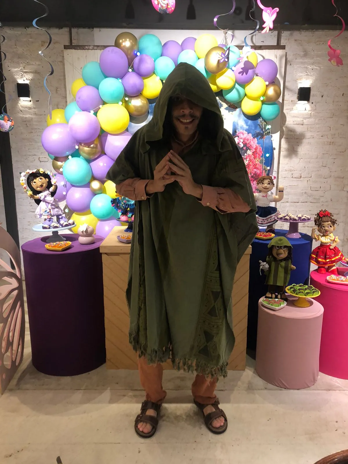 Bruno Madrigal na mesa do bolo em festa infantil com tema encanto