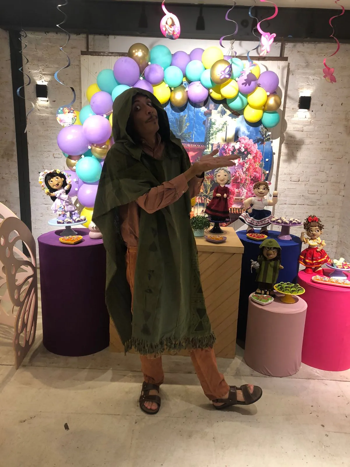 Bruno Madrigal de Encanto usando seus poderes para divertir convidados