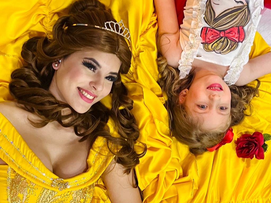 bela diverte todos convidados com sua graça