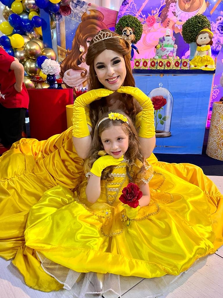 Bela encanta convidados com sua presença