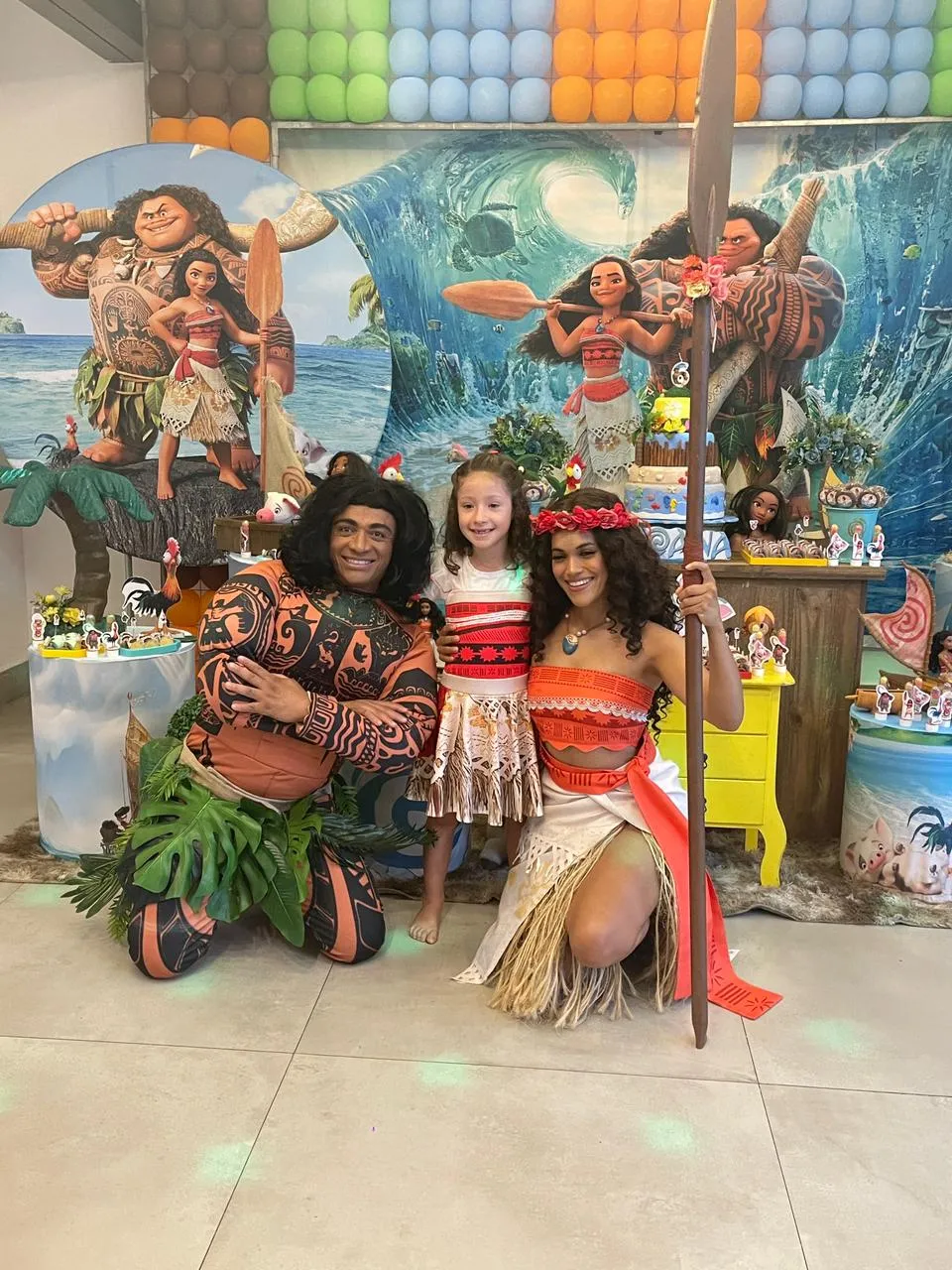Maui e Moana criando aventuras em festa de aniversario incrível