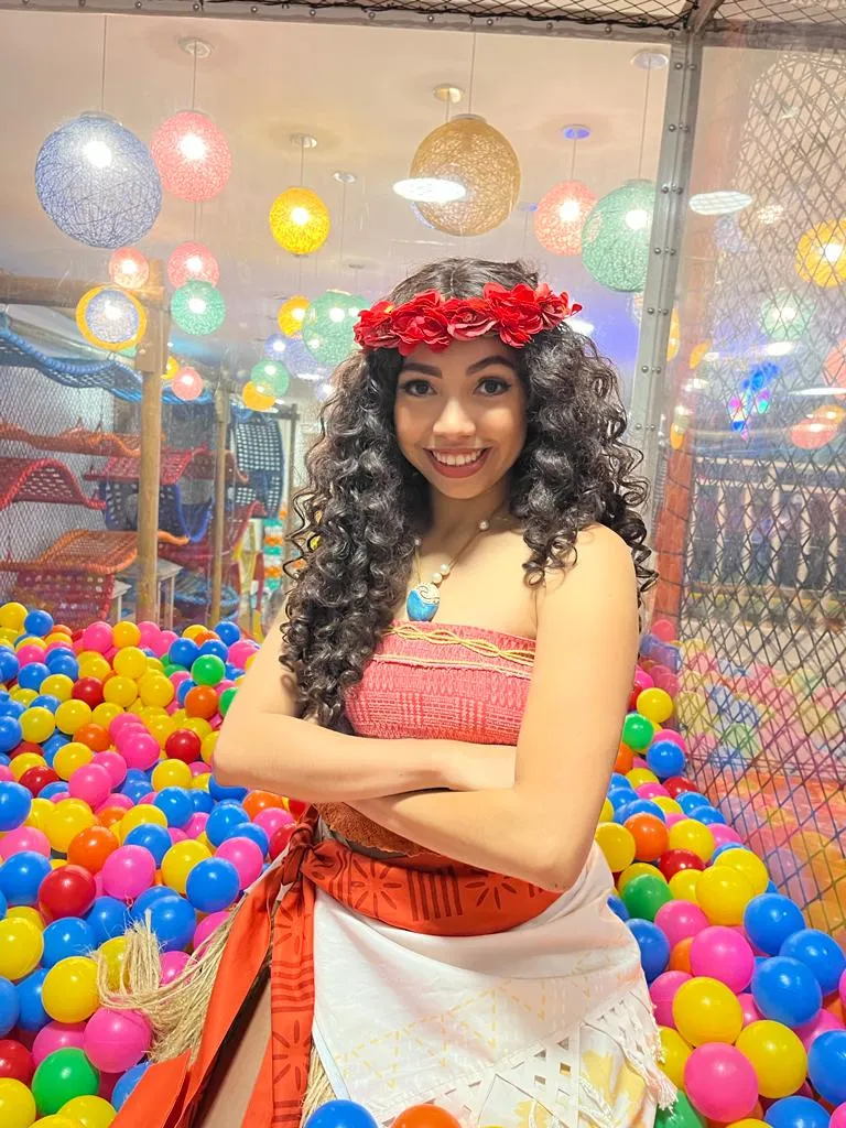 Moana aproveitando a piscina de bolinhas com as criancas no aniversario tema moana
