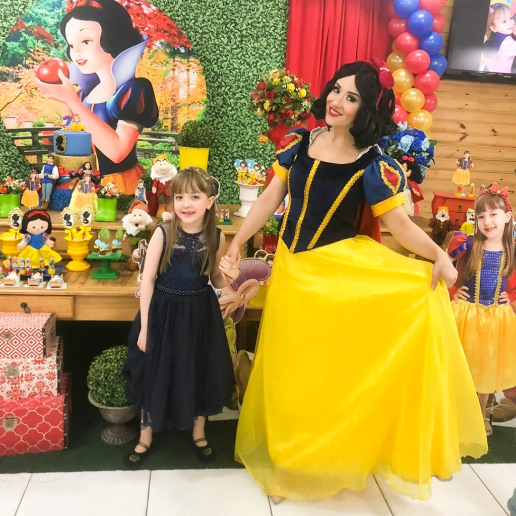 Branca de Neve alegrando a festa