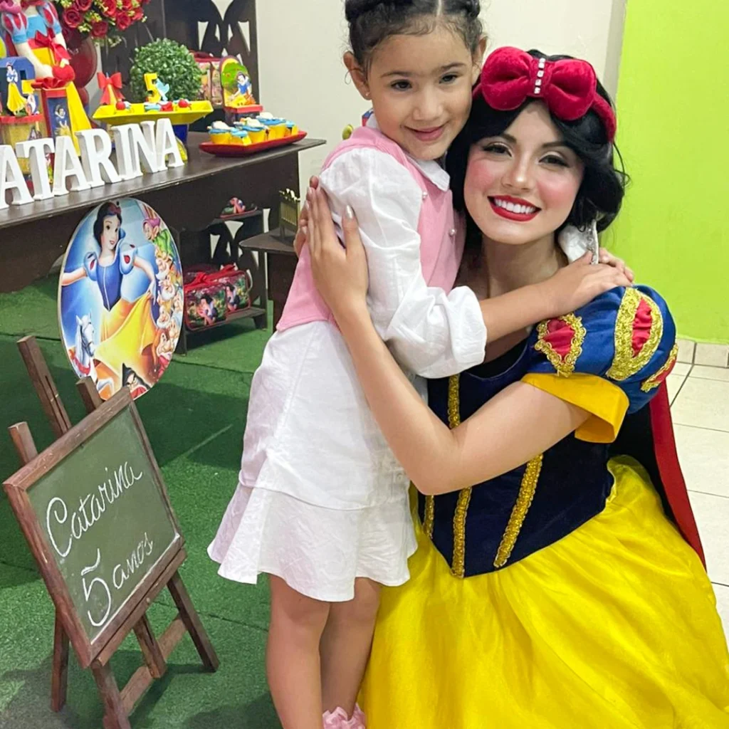 Branca de neve animando as crianças