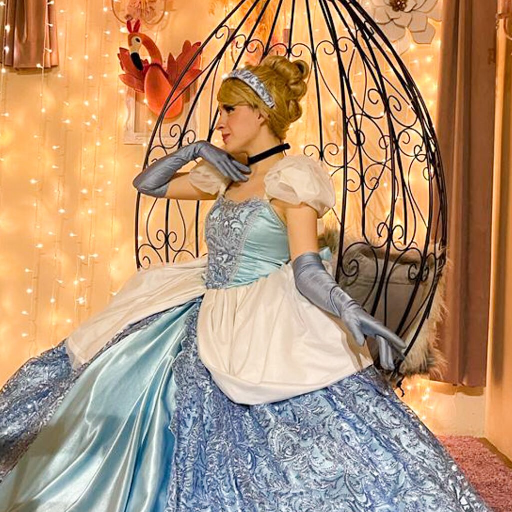 Cinderela alegrando as crianças