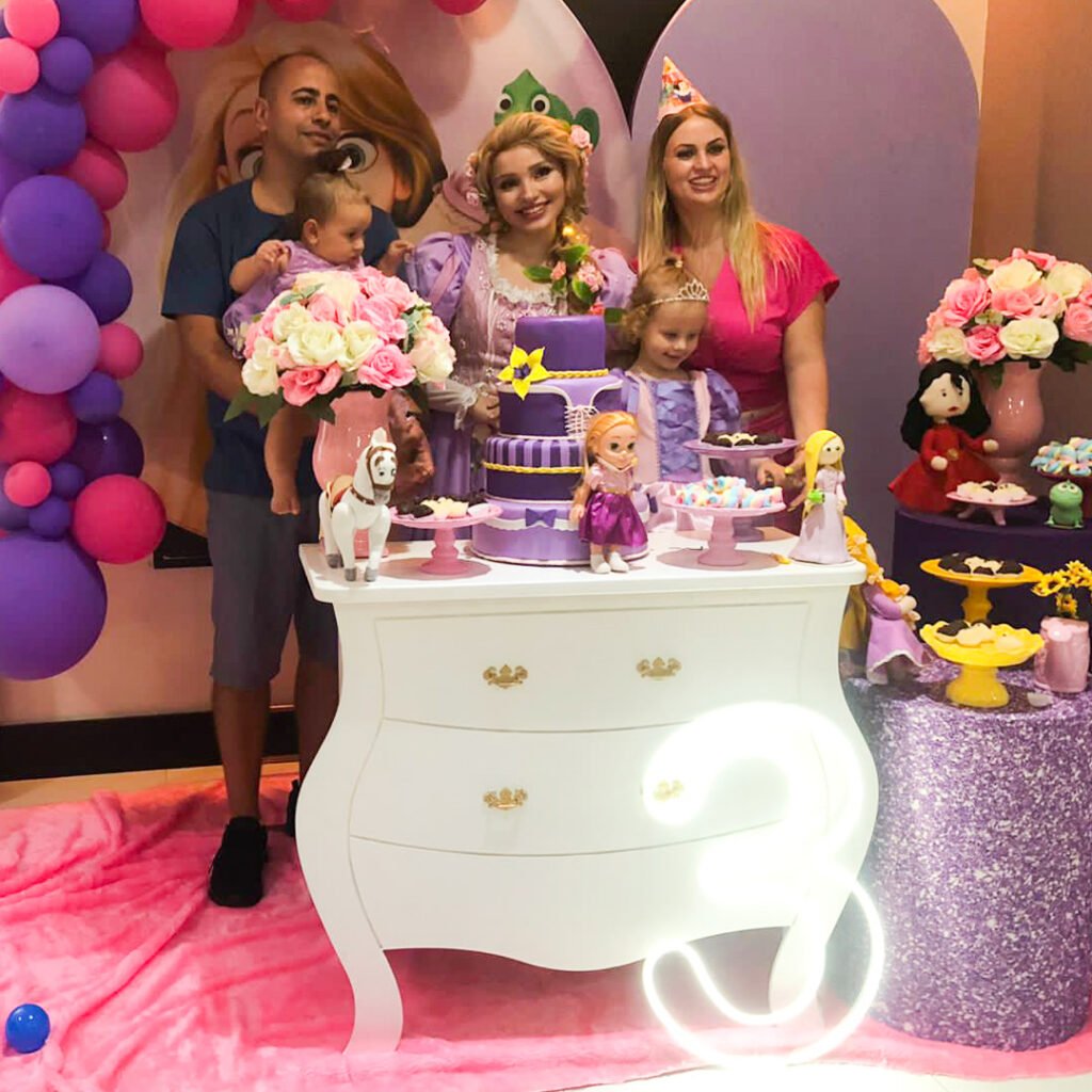 Rapunzel alegrando as crianças