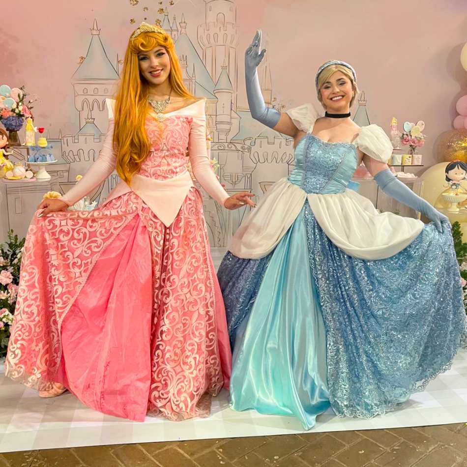 Personagens das Princesas se divertindo com as crianças em Barueri