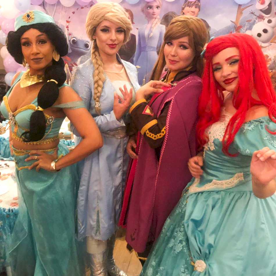 Personagens das Princesas animando a festa em Barueri