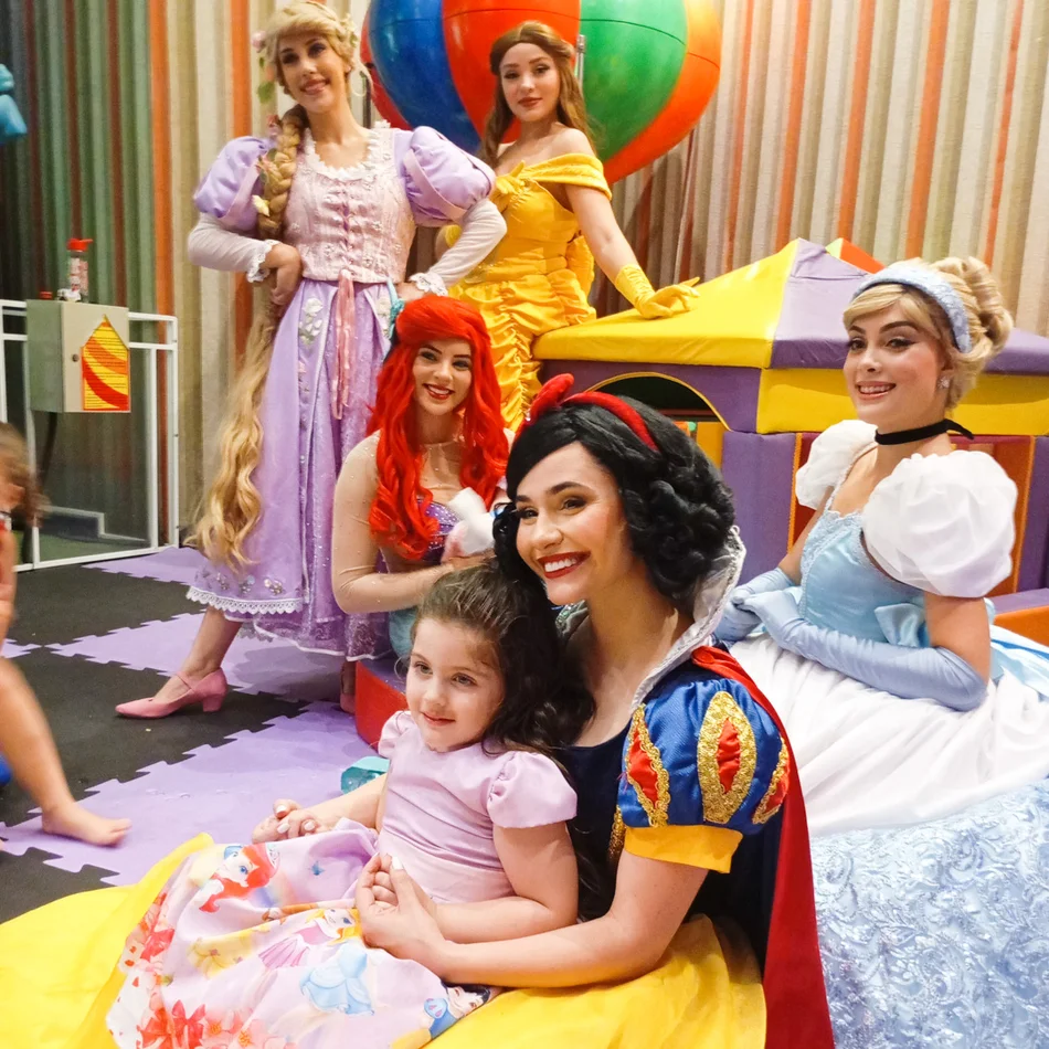 Princesas animando a festa Princesas animando a festa