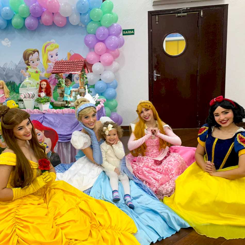 Personagens das Princesas animando a festa em Campinas