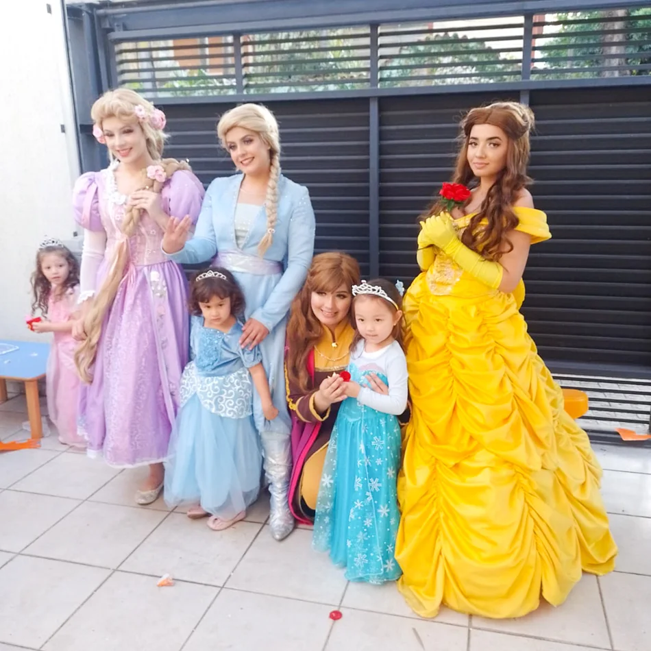 Princesas se divertindo com as crianças Princesas se divertindo com as crianças