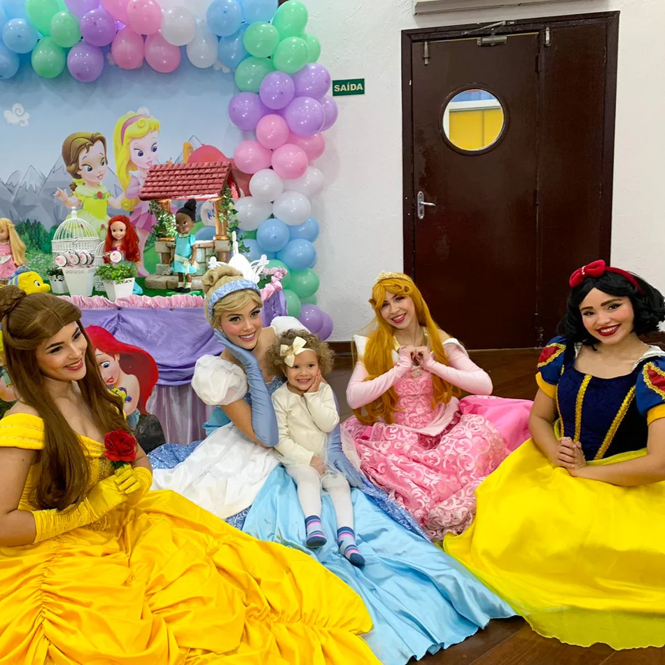 Princesas se divertindo com as crianças