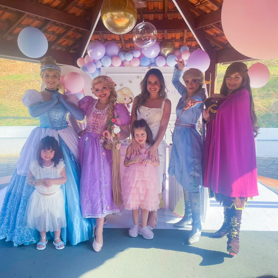 Princesas animando a festa Princesas animando a festa