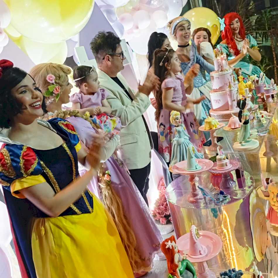Personagens das Princesas animando as crianças na festa em Guarulhos