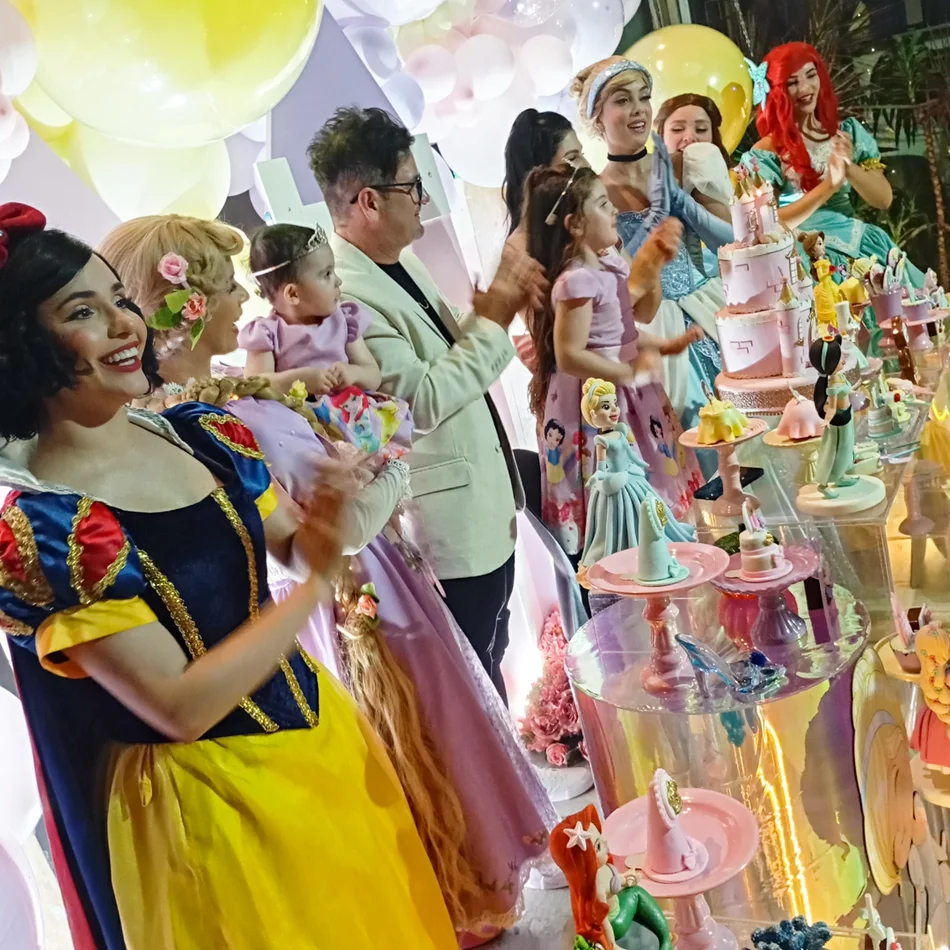 Princesas animando as crianças na festa