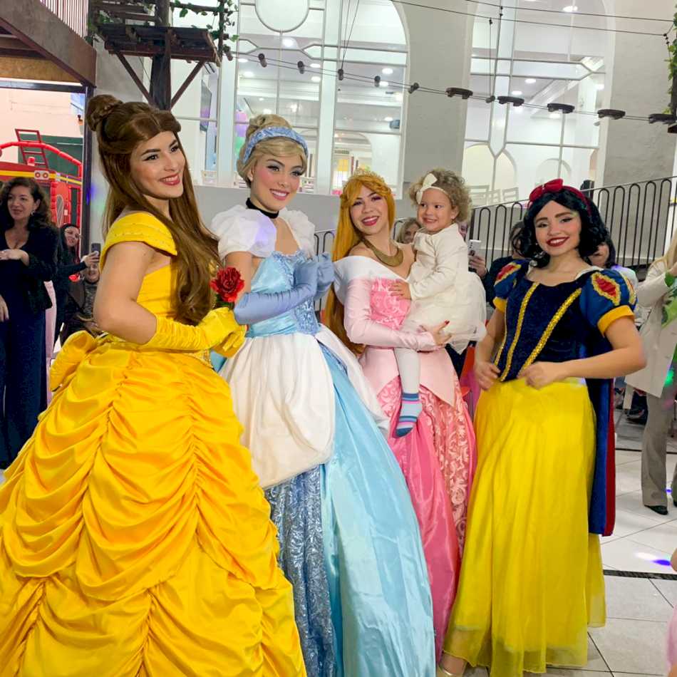 Personagem das Princesas tirando fotos na festa em Itu