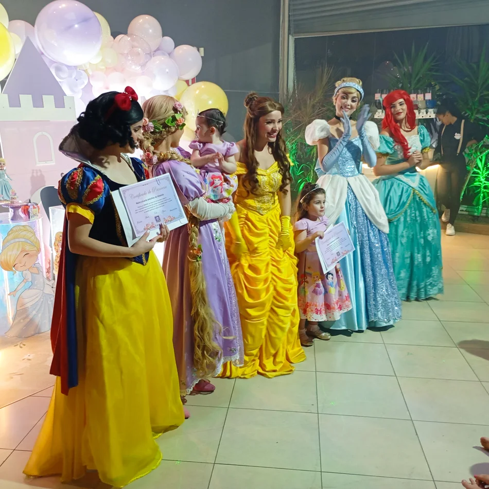 Princesas animando as crianças na festa Princesas animando as crianças na festa