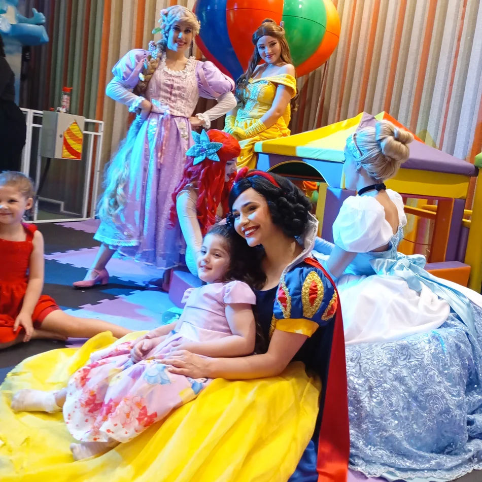 Princesas se divertindo com as crianças