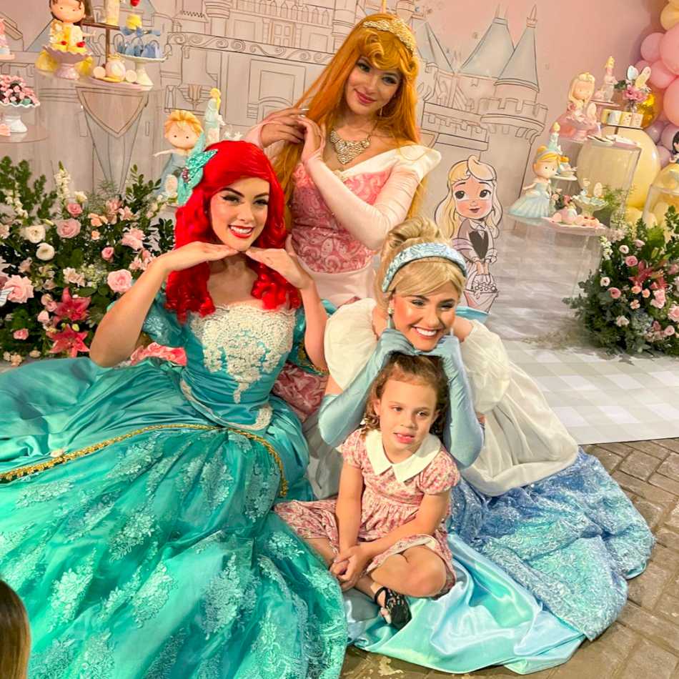 Personagens das Princesas se divertindo com as crianças em Osasco