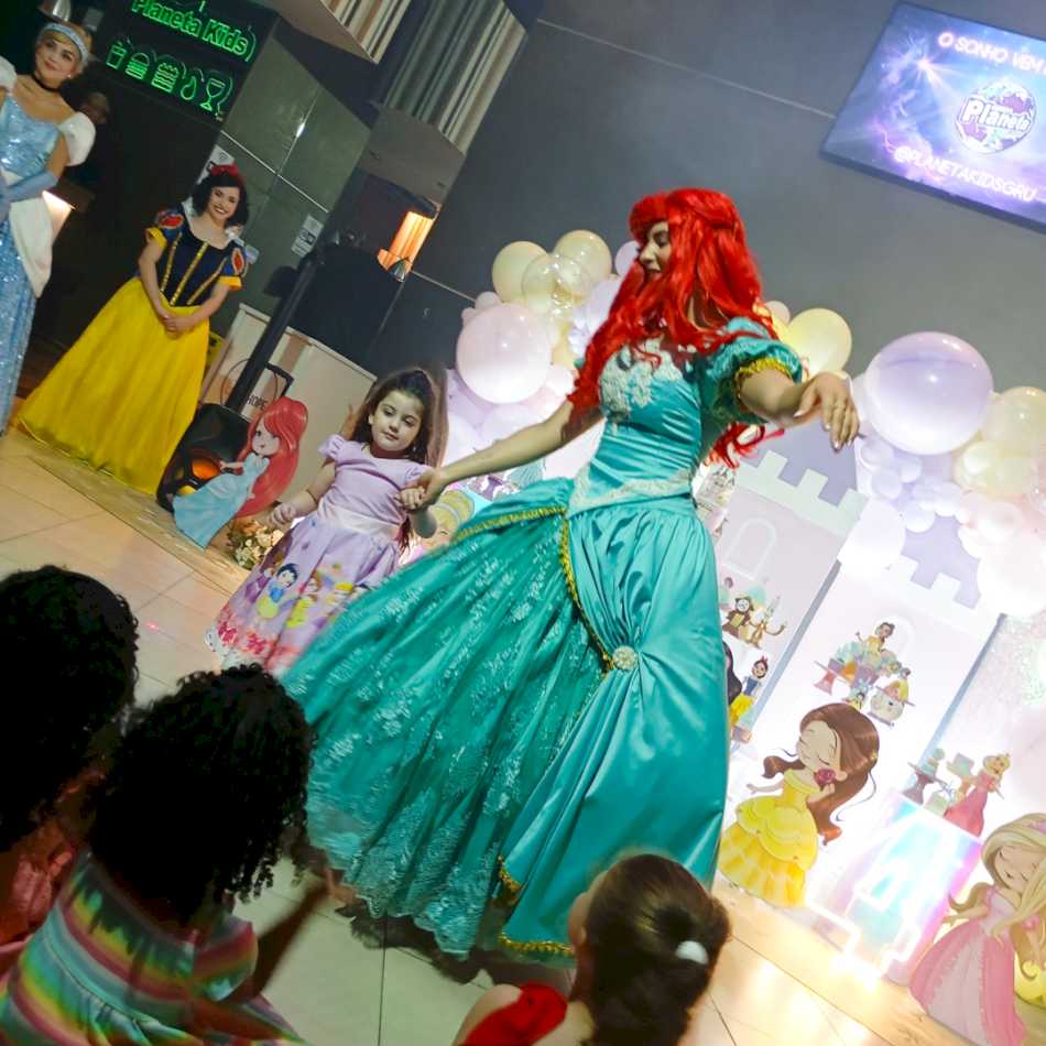 Personagens das Princesas animando as crianças na festa em Osasco