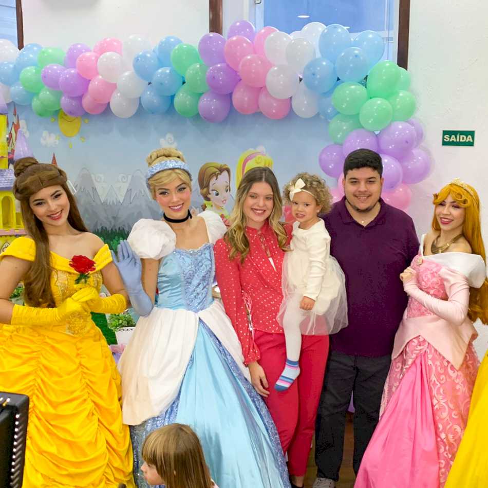 Personagens das Princesas animando as crianças na festa em Paulínia