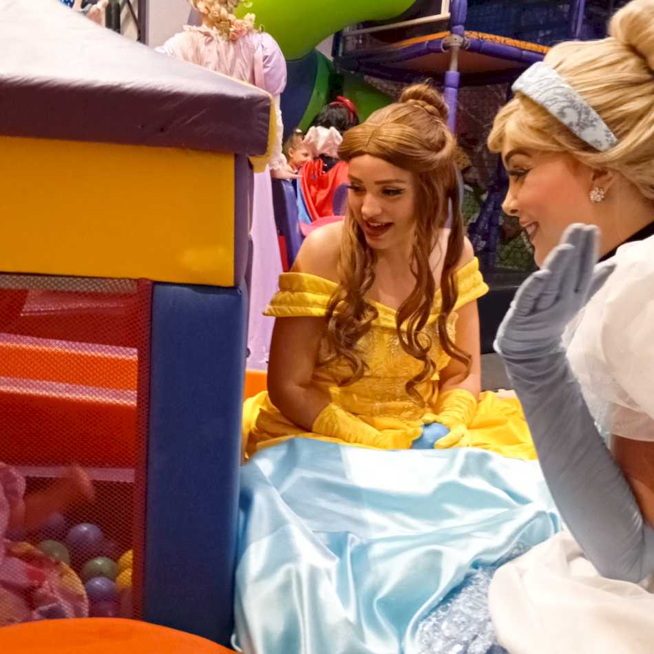 Personagens das Princesas animando a festa em Piracicaba