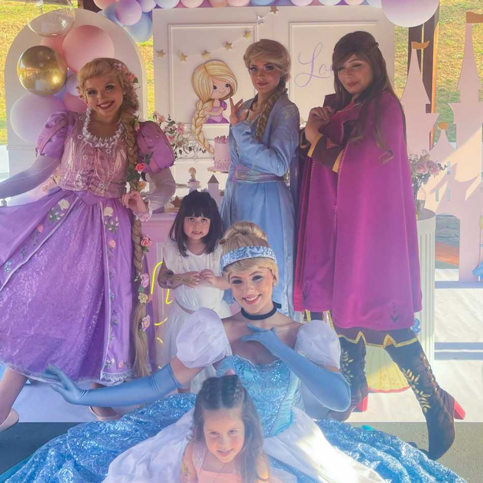 Personagens das Princesas tirando fotos na festa em Piracicaba