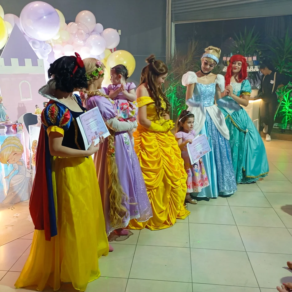 Princesas animando as crianças na festa Princesas animando as crianças na festa