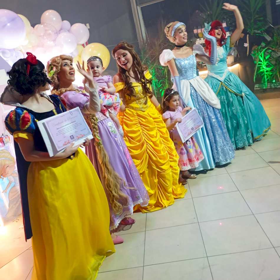 Personagens das Princesas animando as crianças na festa em Santo André