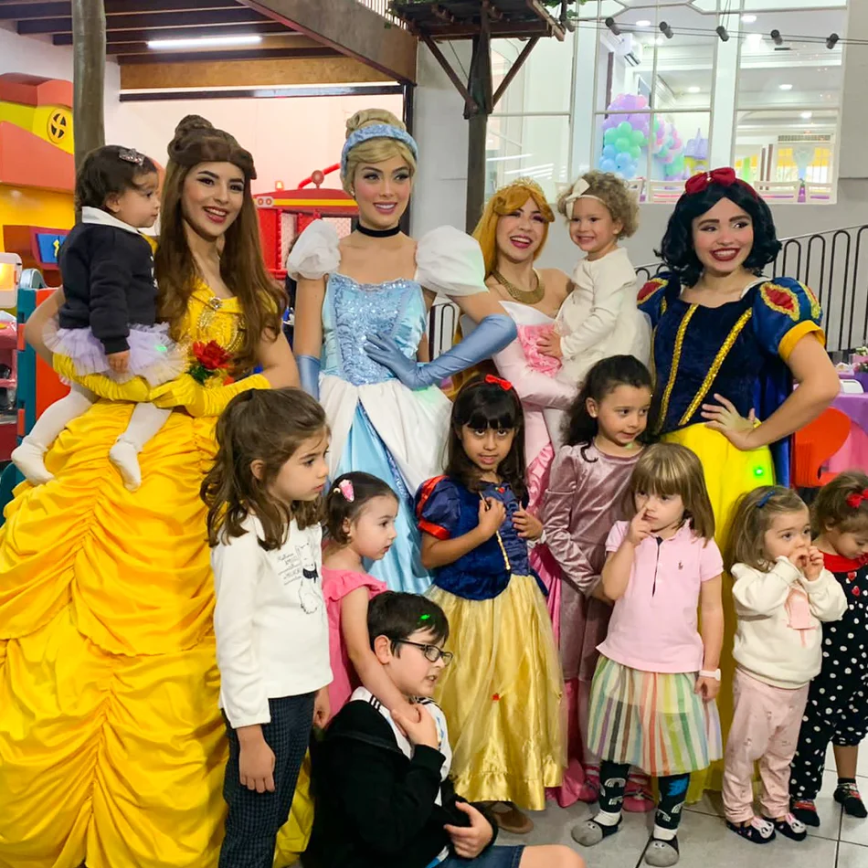 Princesas tirando fotos na festa