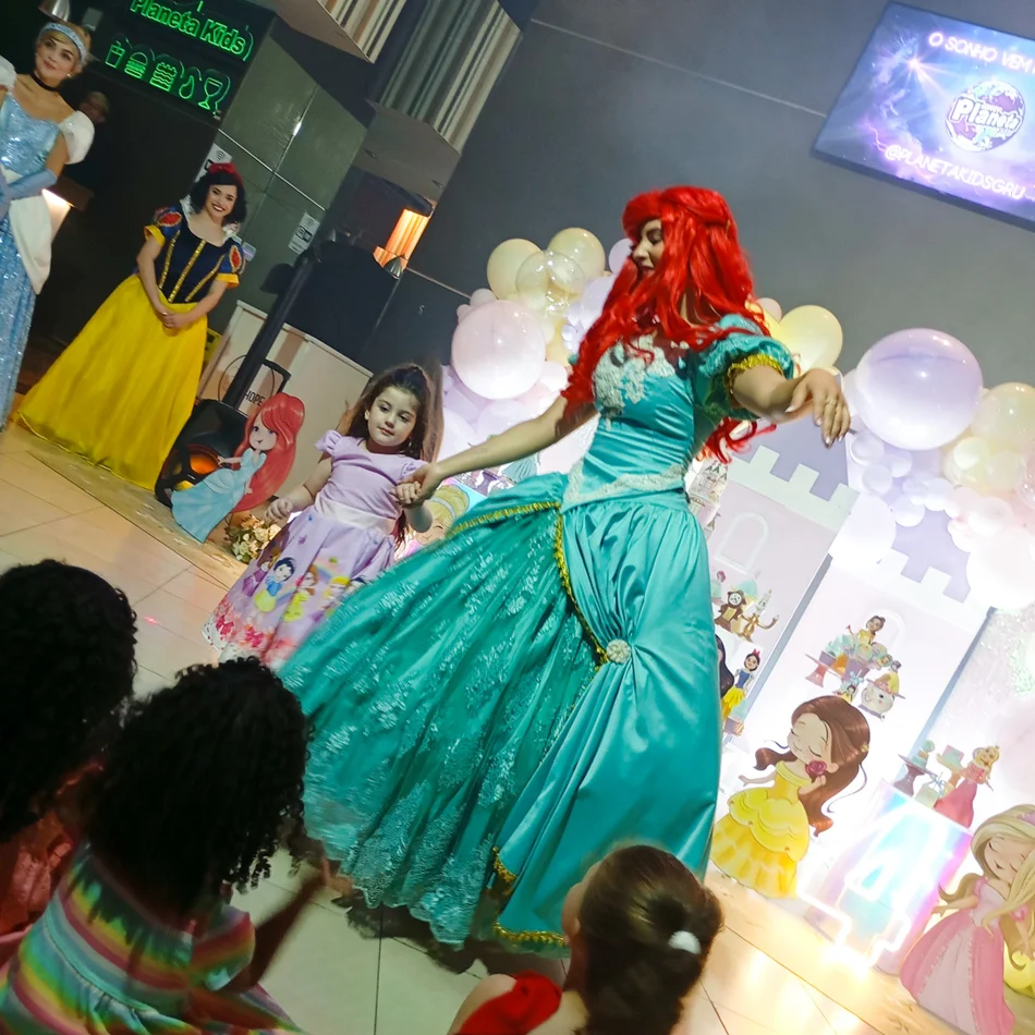 Princesas se divertindo com as crianças