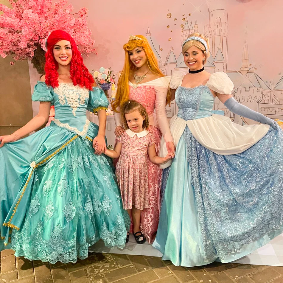 Princesas se divertindo com as crianças