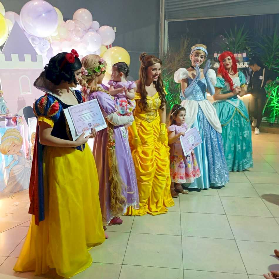 Personagens das Princesas se divertindo com as crianças em São Paulo