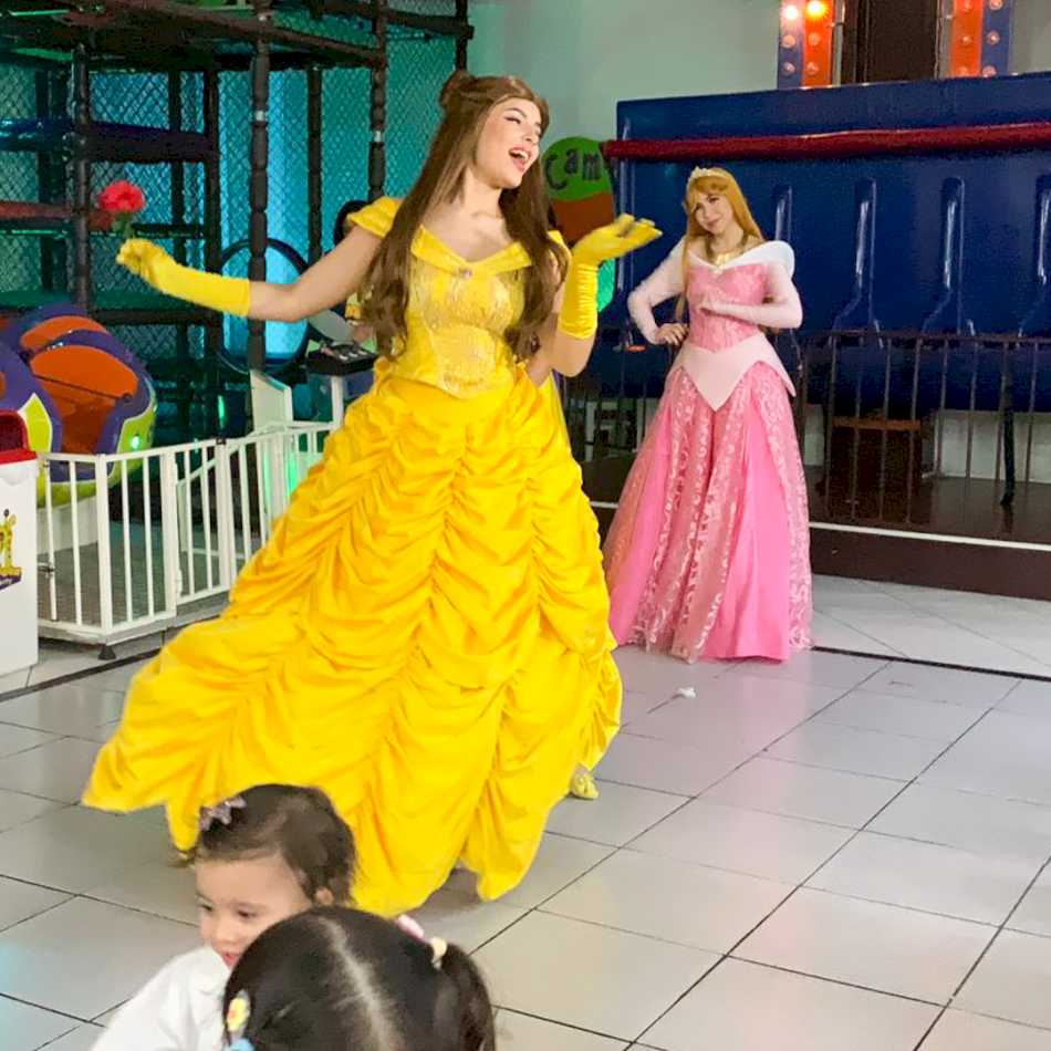 Personagens das Princesas tirando fotos na festa em Sorocaba