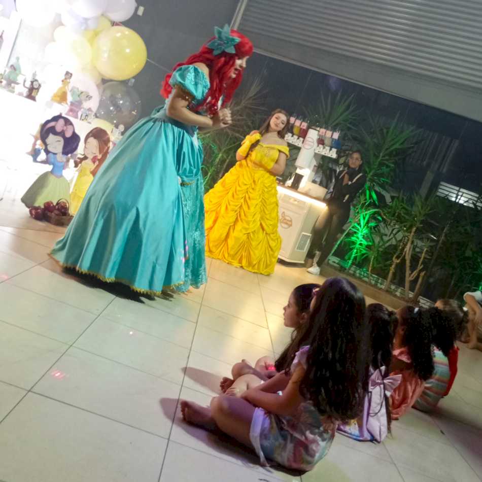 Personagens das Princesas animando as crianças na festa em Sorocaba