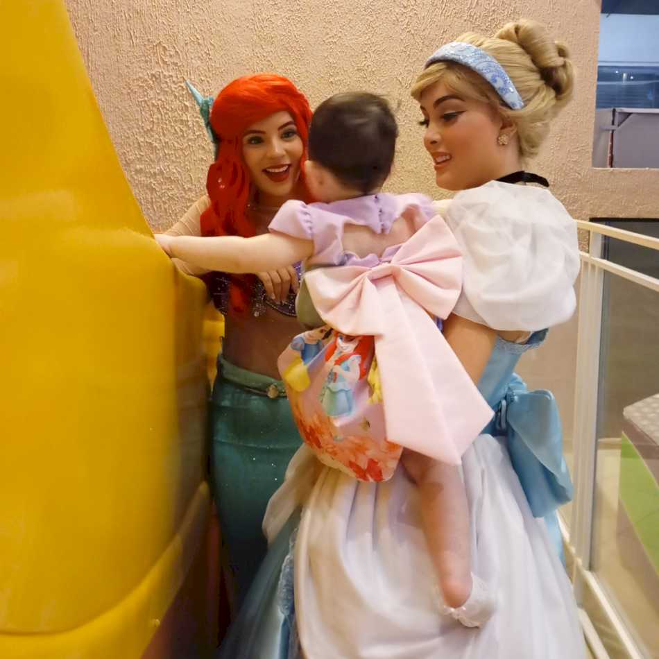 Personagens das Princesas animando a festa em Vinhedo